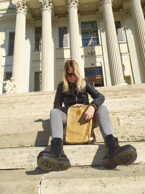 lány a lépcsőn egy hátizsákkal