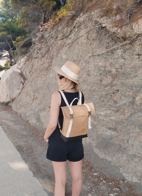 lány mosolyog hátizsákkal a hátán