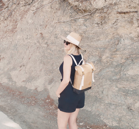 lány kraft papír hátizsákkal