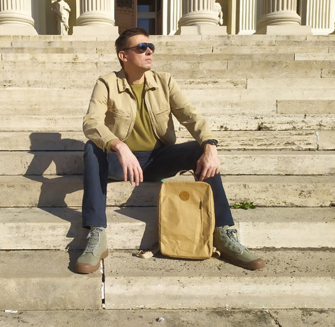 fiú lépcsőn papír hátizsákkal