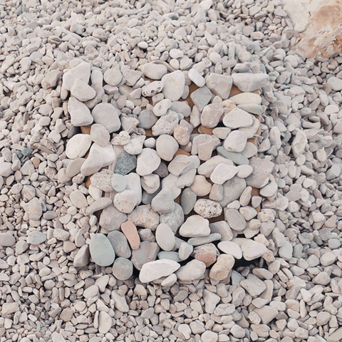 hátizsák előtűnik a kövek közül