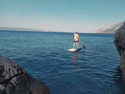 fiú evez vizen papír hátizsákkal