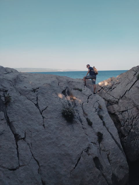 férfi sziklát mászik