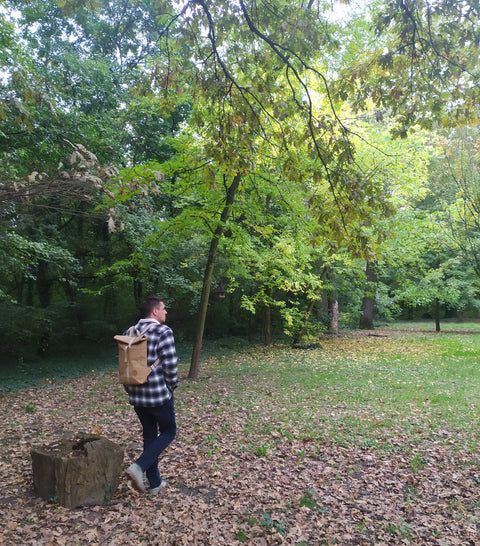 férfi erdőben túrázik