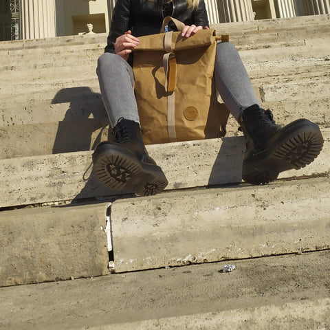 túra hátizsák lány lábainál