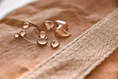 vízcseppek a papíron