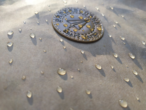 vízcseppek vízálló papír anyagon