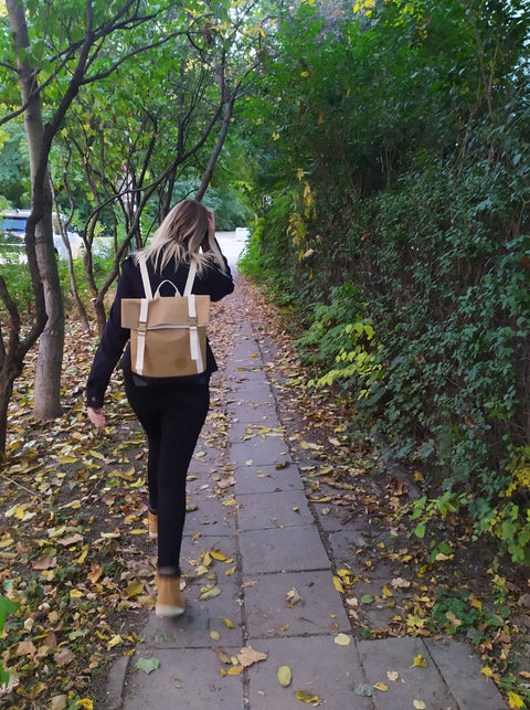 nő papír hátizsákkal sétál