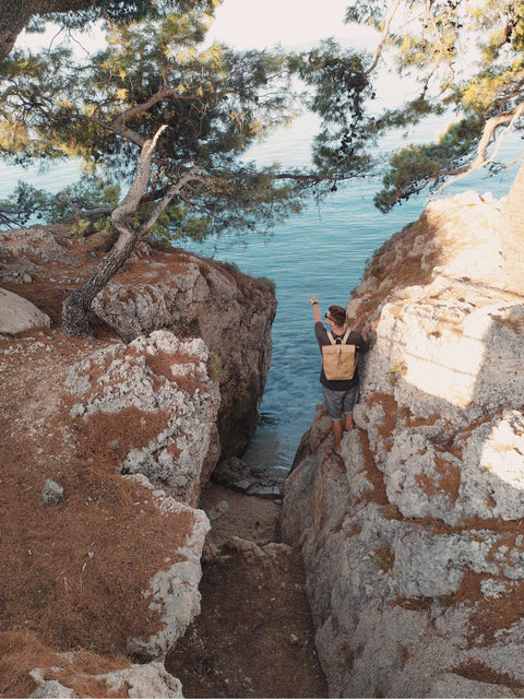 férfi sziklát mászik